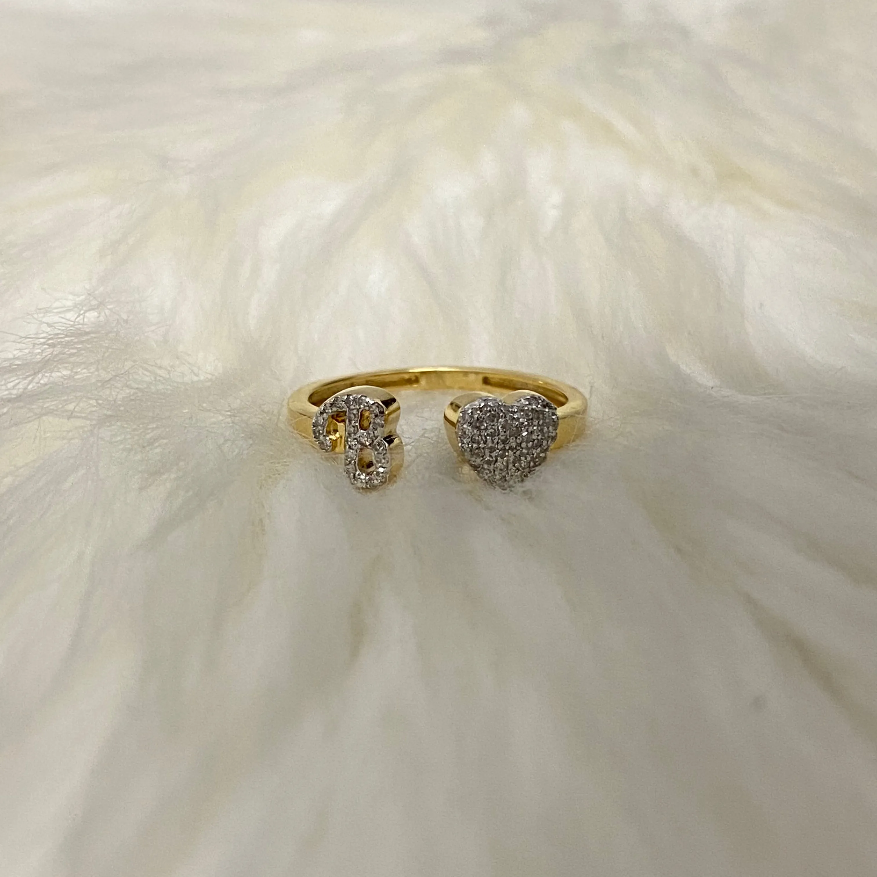 10K Yellow Gold Diamond Heart - Letter B Ring 0.20Ct Dia / 1.9gr / Size 7