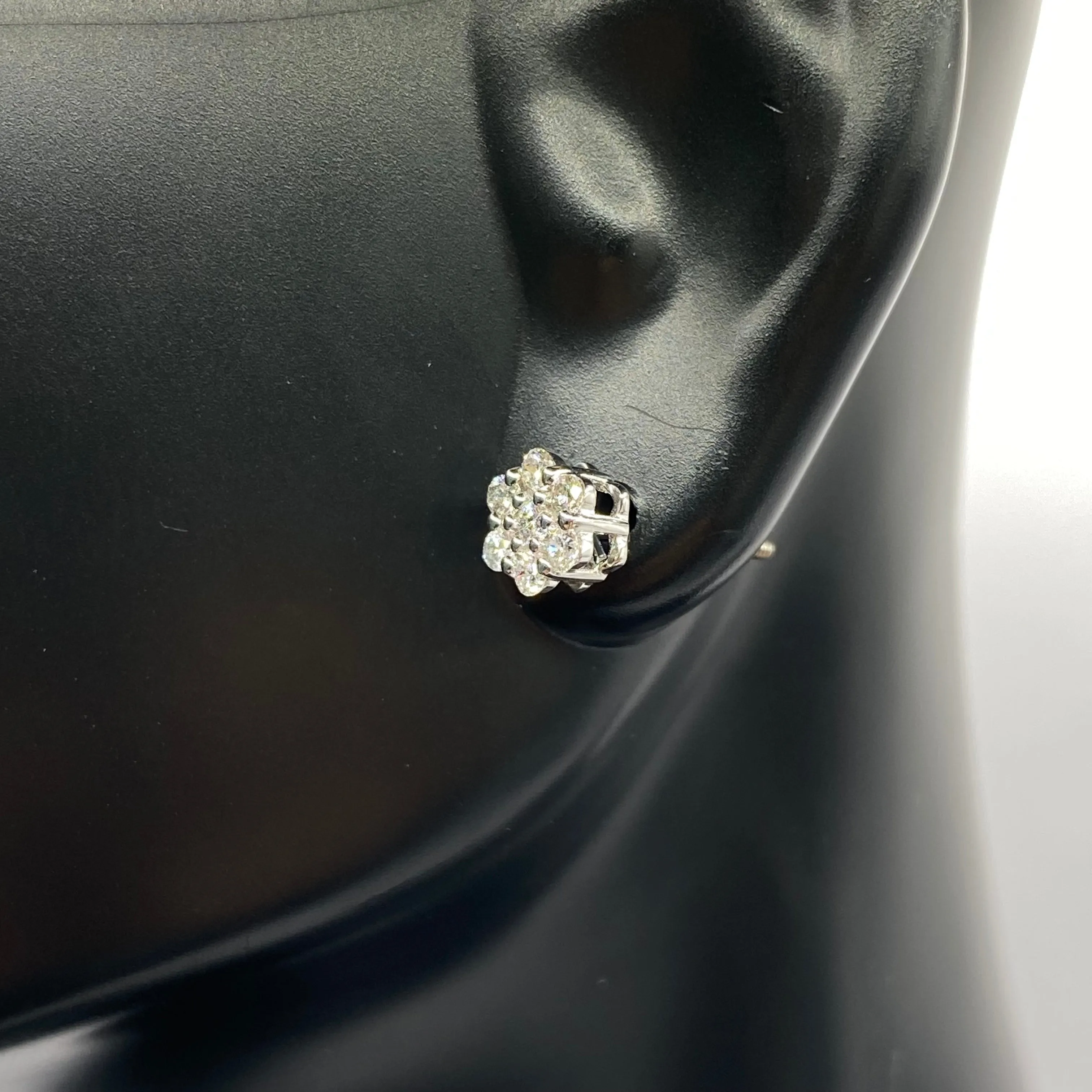 14K White Gold Diamond Flower Stud Earrings 0.20Ct / 0.8gr