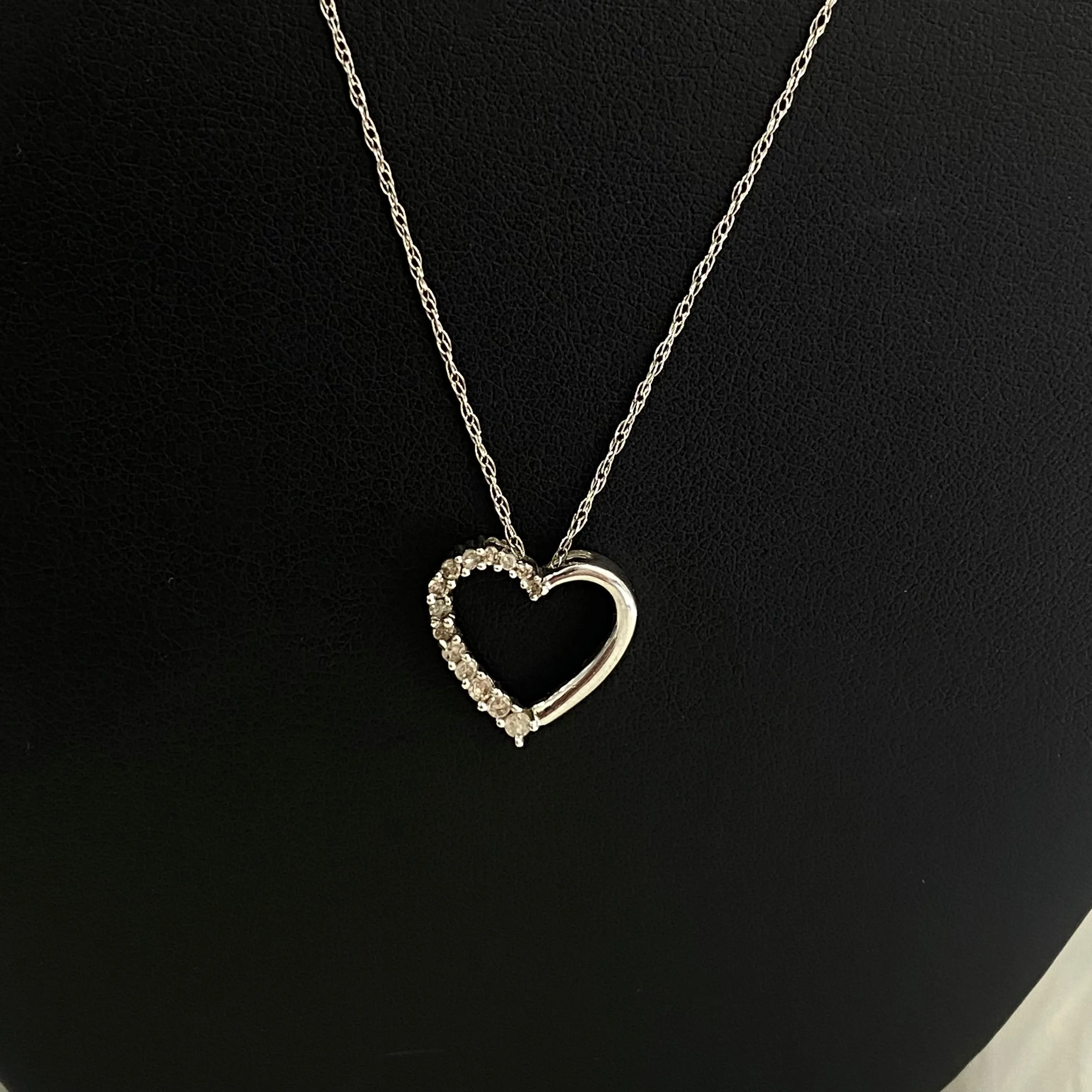14K White Gold Heart Jewelry Set With Diamond / 1.8gr / 0.7mm / 18in