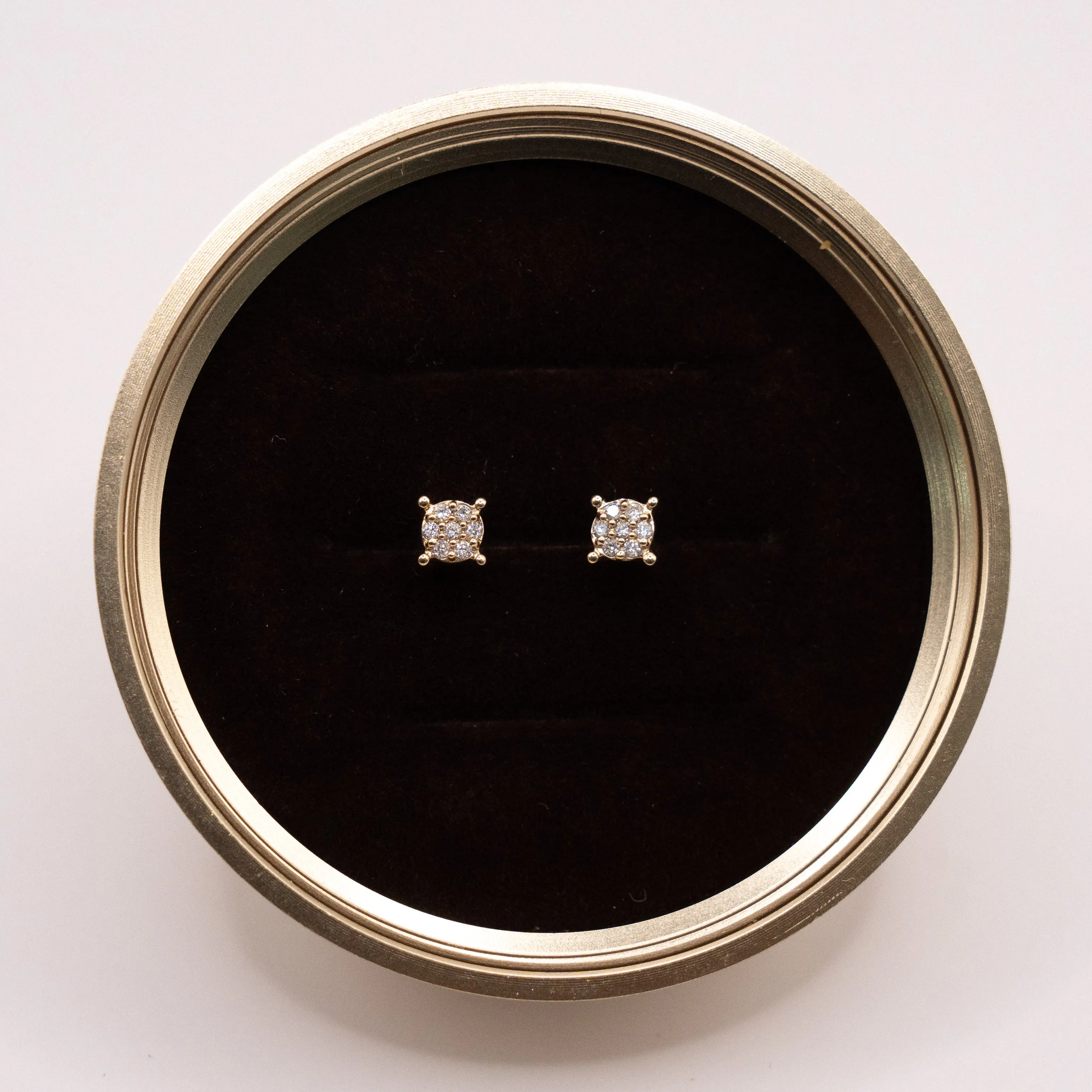 14K Yellow Gold Diamond Circle Flower Stud Earrings 0.10Ct / 1.1gr