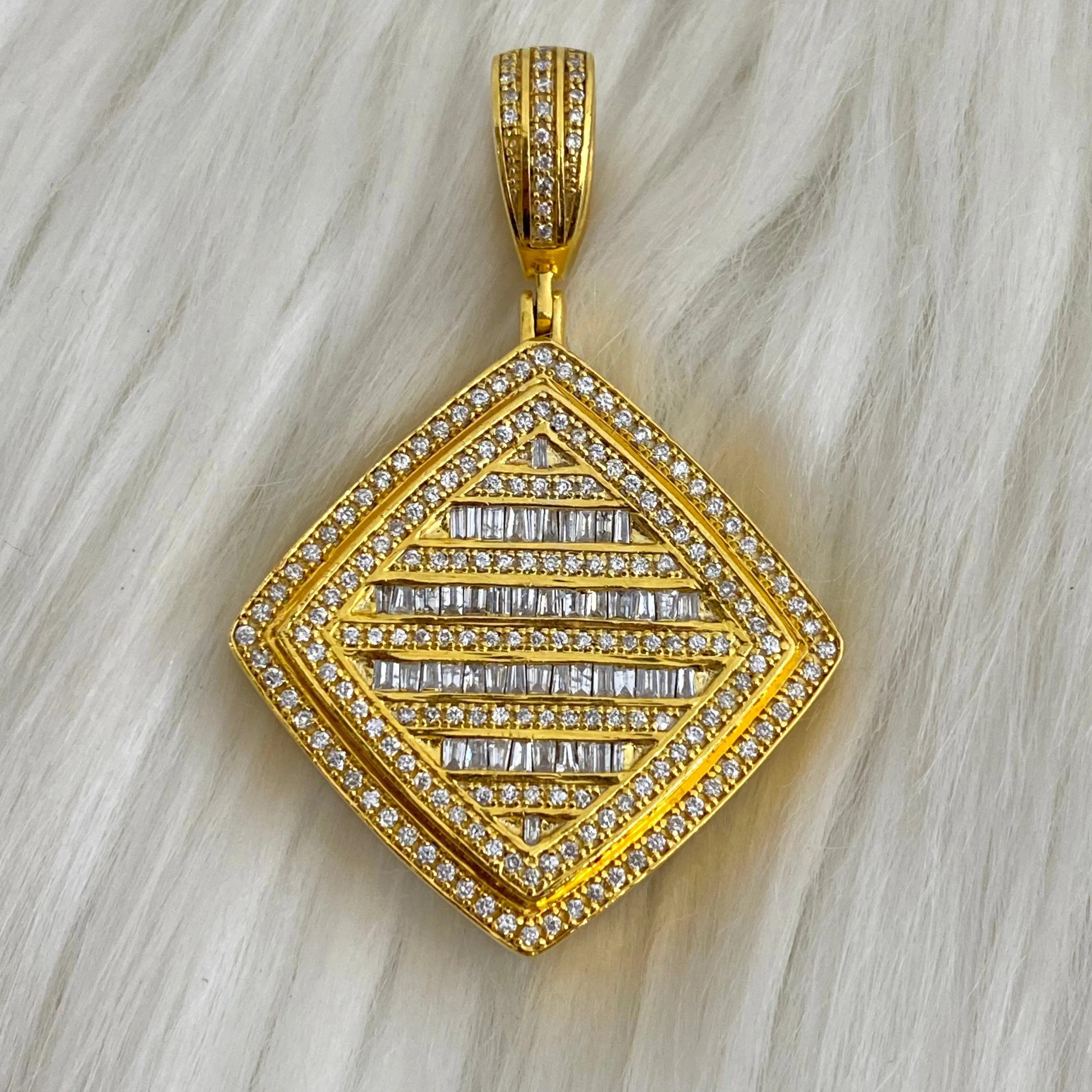 14K Yellow Gold Diamond Luxury Pendant Ct Dia Vs / 11.6gr / 2in