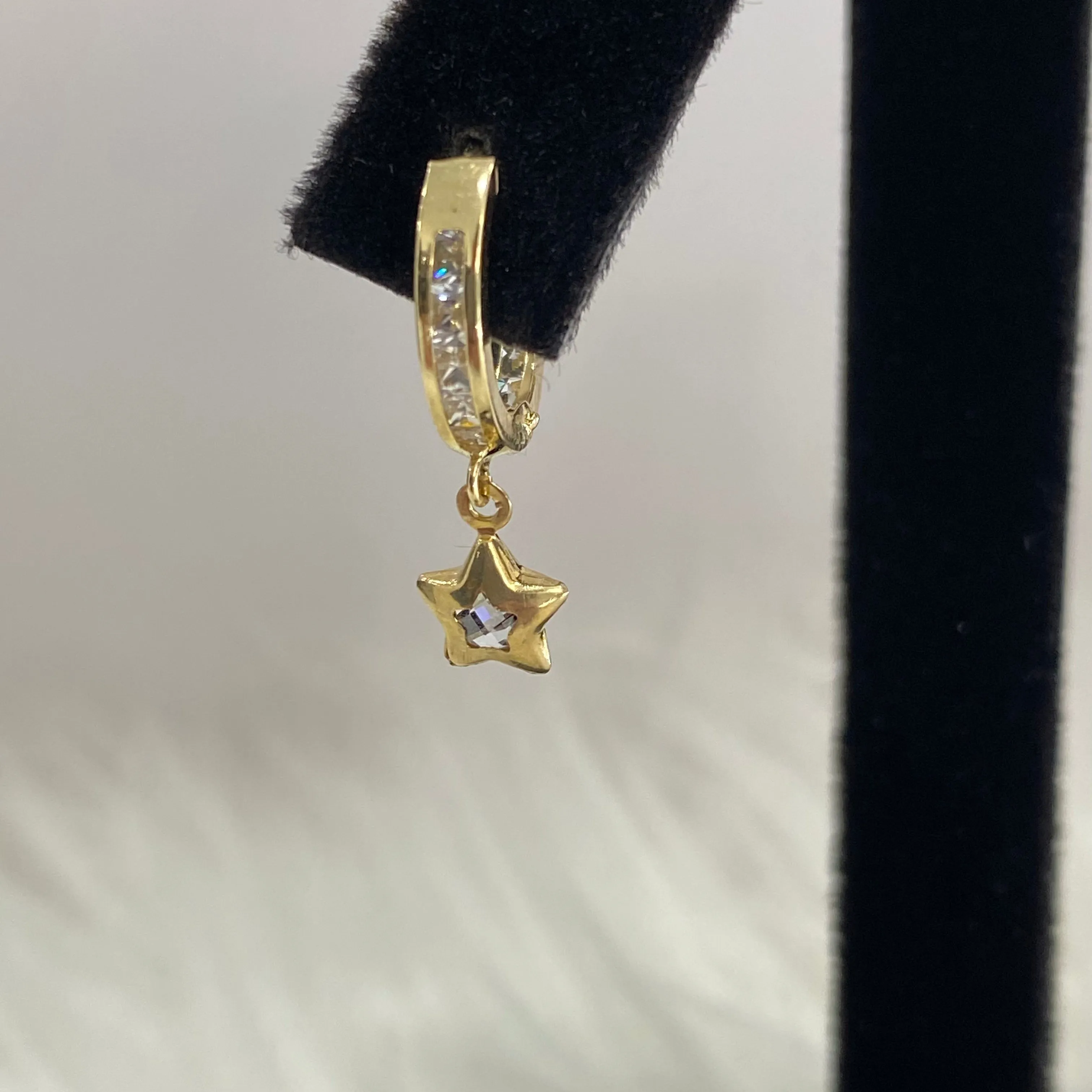 14K Yellow Gold Diamond Star Hoop Earrings 0.54Ct / 1.8gr