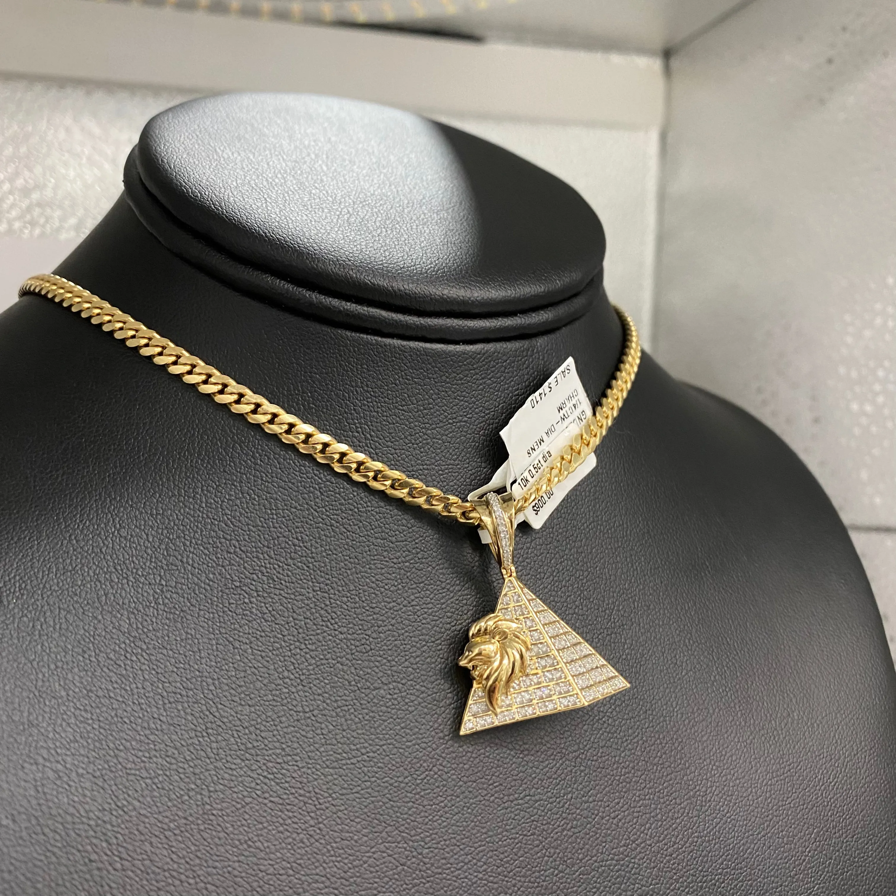 Lion Piramide Pendant 10K Yellow Gold 0,25ct / 4.3gr