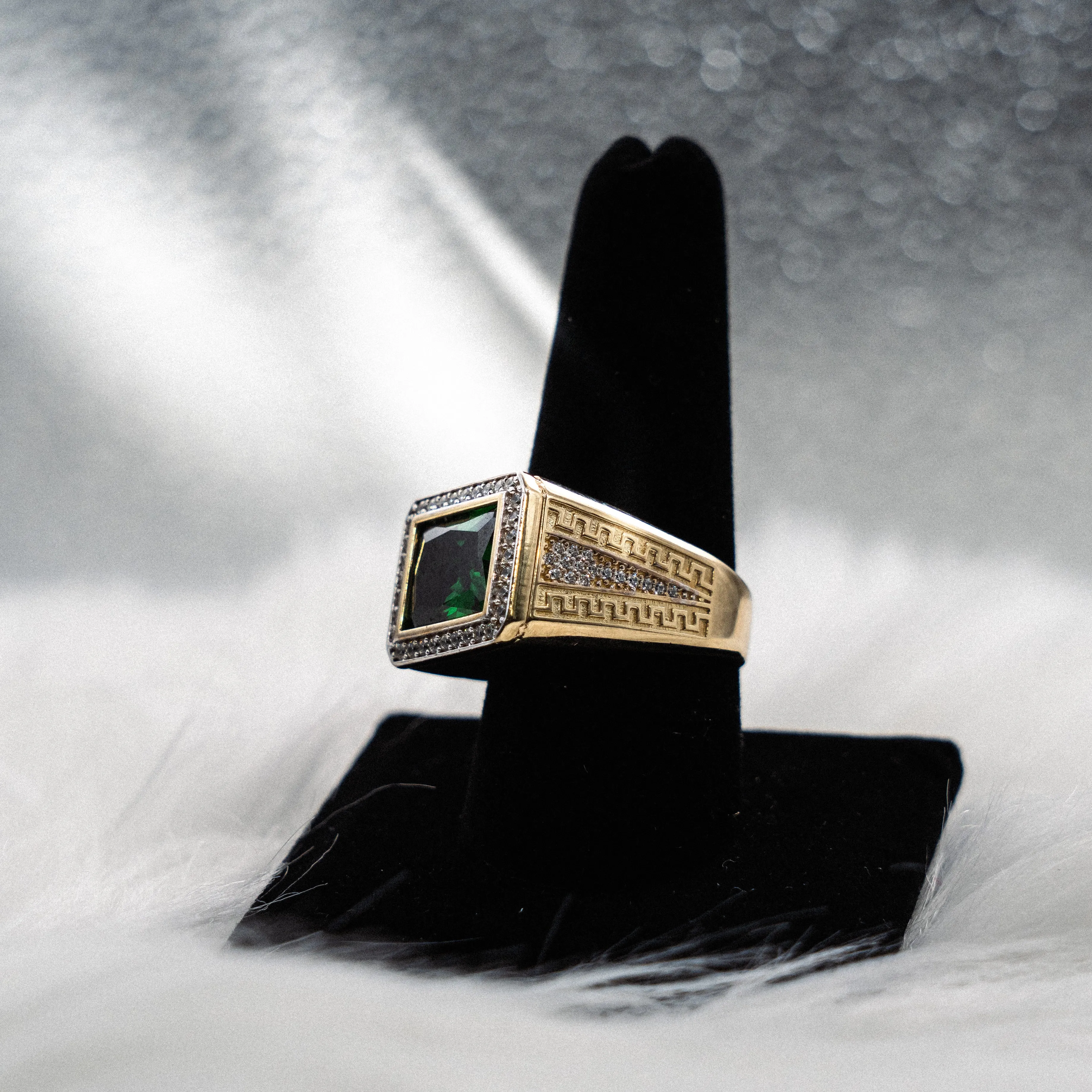 Rectangular Green Stone Ring 10K Yellow Gold With Zirconia / 9.9gr / Size 10